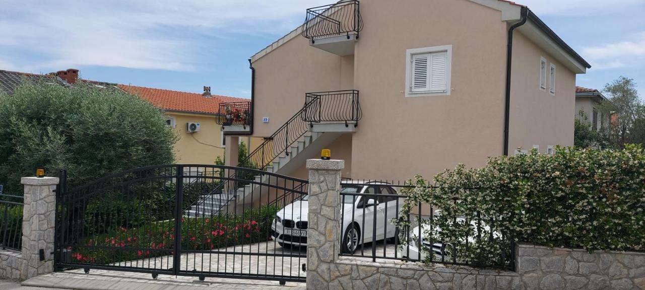 Apartmani Tomislav Krk Town Esterno foto
